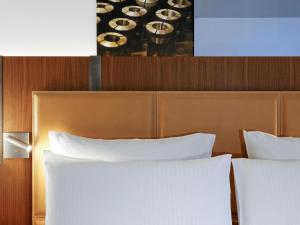 Кровать или кровати в номере Boutet Bastille Hotel Paris - MGallery Collection