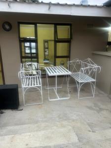 マンジニにあるPink Lopez Guest Houseのギャラリーの写真