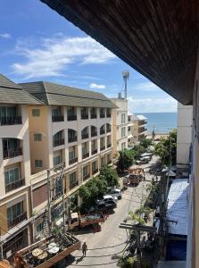 a view of a street with buildings and the ocean at Hongheng Beach Residence - Walk to Jomtien & Night Market ! in Jomtien Beach