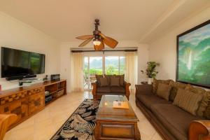 Televisyen dan/atau pusat hiburan di Del Mar 4G 3 bdr Garden View in Los Suenos