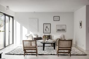 Newly built Scandinavian villa in Gothenburg في Hällsvik: غرفة معيشة مع أريكة وطاولة