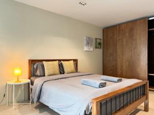 En eller flere senge i et værelse på Central 1BR 50sqm Walk to BTS & Night Market