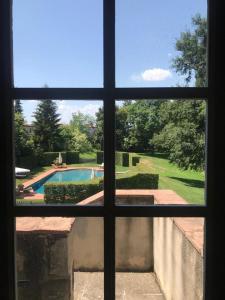 Bazén v ubytování Maison dans un parc nebo v jeho okolí