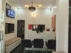 a waiting room with chairs and a waiting table at Girbar Dhaam Near By Prem mandir in Vrindāvan +8 photos