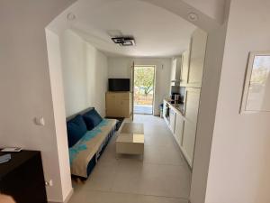ルティナにあるCasa Mare Rtina Gartenwohnungのソファとキッチンのあるリビングルーム