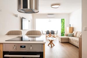 een keuken en woonkamer met een bank en een tafel bij Charming Estoril Apt One Min Walk to the Beach in Estoril