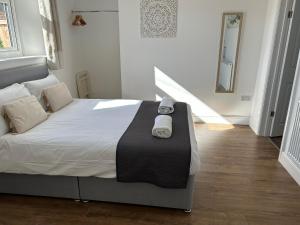 een slaapkamer met een bed met twee handdoeken erop bij Parkside Apartment in Norwich