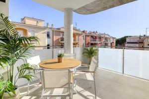 Un patio con una mesa y sillas en un balcón. en G Reserva Mimoses 2 - ImmoBarneda, en Empuriabrava