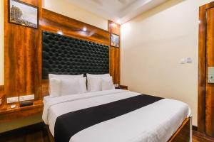 Un dormitorio con una cama grande en una habitación. en FabHotel Hill Fort, en Calcuta 41 fotos más