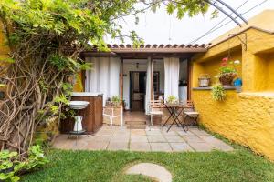 un patio di una casa con un muro giallo di Casa Rural La Gañanía a Los Realejos