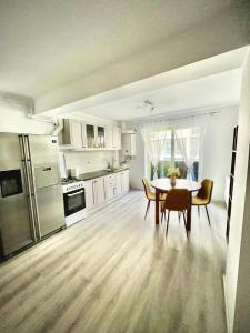a kitchen with a table and chairs in a room at Apartament Lombului Cluj in Cluj-Napoca