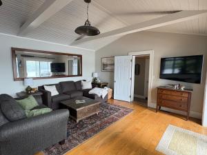 Μια τηλεόραση ή/και κέντρο ψυχαγωγίας στο Hideaway at Higley Flow