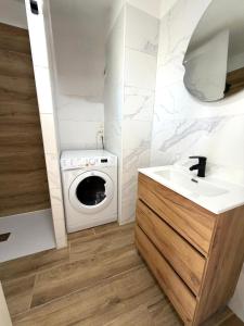 a laundry room with a washing machine and a sink at Moderno apartamento con vistas al mar in Playa del Aguila +33 photos