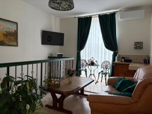 un soggiorno con un divano e un tavolo di Casa Iulian a Oradea