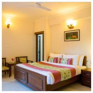 een slaapkamer met een groot bed in een kamer bij Sanskari Nivas family holiday home in Kasauli