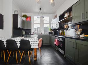 Η κουζίνα ή μικρή κουζίνα στο Stylish, Spacious City Hideaway - Sleeps up to 9