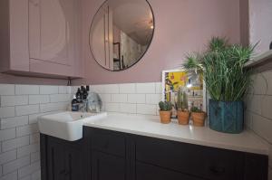 Φωτογραφία από το άλμπουμ του Stylish, Spacious City Hideaway - Sleeps up to 9 στο Κάρντιφ +43 φωτογραφίες