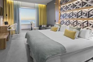 Кровать или кровати в номере Hotel Atlantic Mirage Suites & SPA - ADULTS ONLY