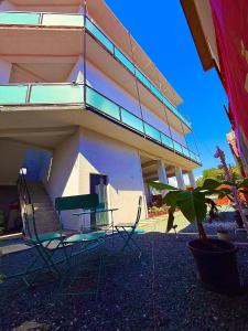 un edificio con sillas y una mesa frente a él en Zoon In, en Costinesti