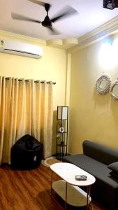 Posezení v ubytování Navkar Homestay - Ground Floor 2BHK near Mahakal