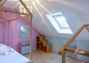 Postel nebo postele na pokoji v ubytování La Sandillonnaise - Maison Classée 3 étoiles - 5 chambres à seulement 15 minutes d'Orléans et 20 mn de la Ferté St Aubin et de Châteauneuf sur Loire