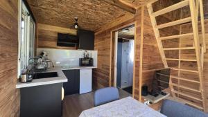 Η κουζίνα ή μικρή κουζίνα στο Les Chalets du Morne +4 φωτογραφίες