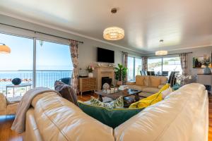 un salon avec un canapé et une table dans l'établissement Villa Abreu - A Wonderful Ocean View, à Calheta