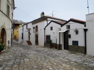 GrottoleにあるVacanza alla Chiesa Dirutaの白い建物のある町の通り