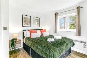 Un dormitorio con una cama con dos zapatos encima. en Bright & Spacious 2 Bed Holiday Chalet in Sidmouth, en Sidmouth