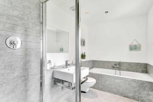 y baño con lavabo, aseo y bañera. en Bright & Spacious 2 Bed Holiday Chalet in Sidmouth, en Sidmouth