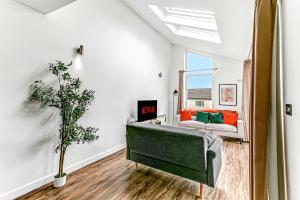 una sala de estar con un sofá verde y una planta en Bright & Spacious 2 Bed Holiday Chalet in Sidmouth, en Sidmouth 34 fotos más