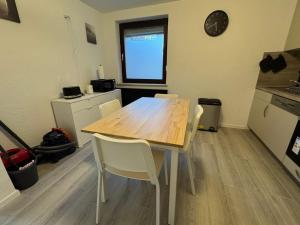 a kitchen with a table and chairs and a screen at bookandstay24 Reinheim-Spachbrücken bei Darmstadt, Frankfurt, Rhein-Main-Gebiet in Reinheim