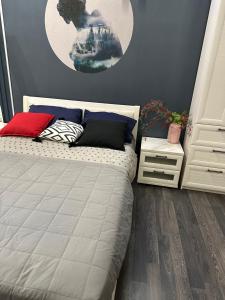 1 dormitorio con 1 cama y vestidor blanco en Tjaldstæði á fallegu svæði í Hellulaug, 