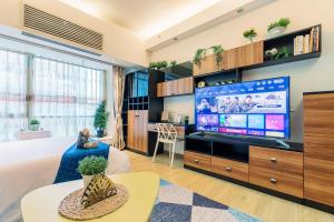 広州市にあるXuanzhi Hotelのベッドルーム1室(大画面テレビ付)