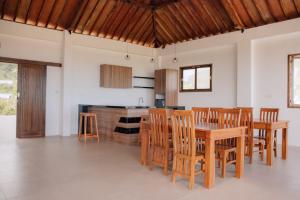 Una cocina y un comedor con mesa y sillas. en Torok Papa villa, en Selong Belanak 25 fotos más