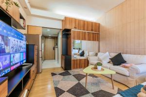 広州市にあるXuanzhi Hotelのソファとテレビのあるリビングルーム