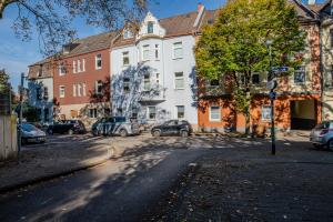a city street with cars parked in front of buildings at Stylische Wohnung - Messe Essen nah - Wifi & Parken in Essen