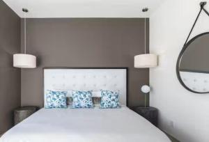 Ένα ή περισσότερα κρεβάτια σε δωμάτιο στο Villa Veridian +25 φωτογραφίες