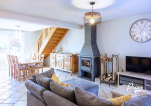 Posezení v ubytování La Sandillonnaise - Maison Classée 3 étoiles - 5 chambres à seulement 15 minutes d'Orléans et 20 mn de la Ferté St Aubin et de Châteauneuf sur Loire