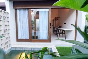 ウルワツにあるMakai Suitesの家の中の窓と机のある部屋