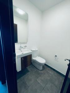 Ένα μπάνιο στο The Edge Apartments