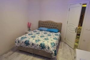 una camera da letto con un letto con cuscini blu di Central 1 Bed w Balcony Sea Views & Roof Terrace a Alanya Altre 21 foto