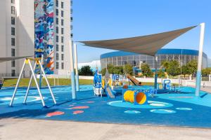 um parque aquático com um parque infantil com escorregas em FIRST CLASS 2BR Yas Island Living em Abu Dhabi