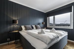 Postel nebo postele na pokoji v ubytování Ski in-Ski out with Sauna and Modern Mountain Comfort