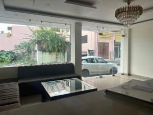 Posezení v ubytování The Pacific By Sitara Stays