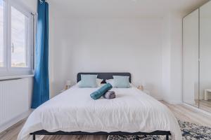 Postel nebo postele na pokoji v ubytování Maison Lingo - Salle cinéma, trampoline, bbq + 25 fotografií