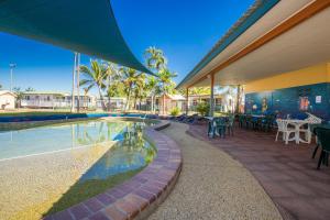 Piscina de la sau aproape de Townsville Lakes Holiday Park