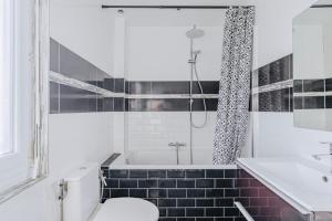 Koupelna v ubytování Maison Lingo - Salle cinéma, trampoline, bbq