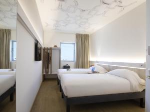 Habitación de hotel con 3 camas y techo en Ibis Abdelmoumen Casa Centre, en Casablanca 121 fotos más