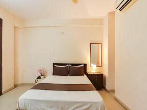a bedroom with a large bed in a room at Hotel O Srinivasa Grand in Hyderabad +33 photos